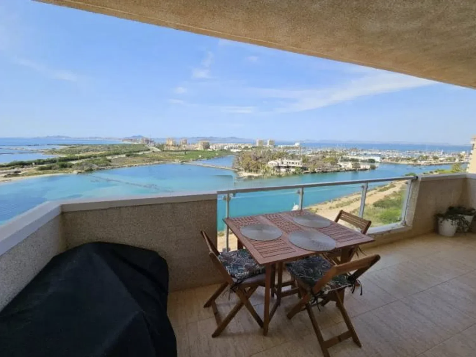 Terras met eettafel en uitzicht over het water bij het appartement in La Manga.