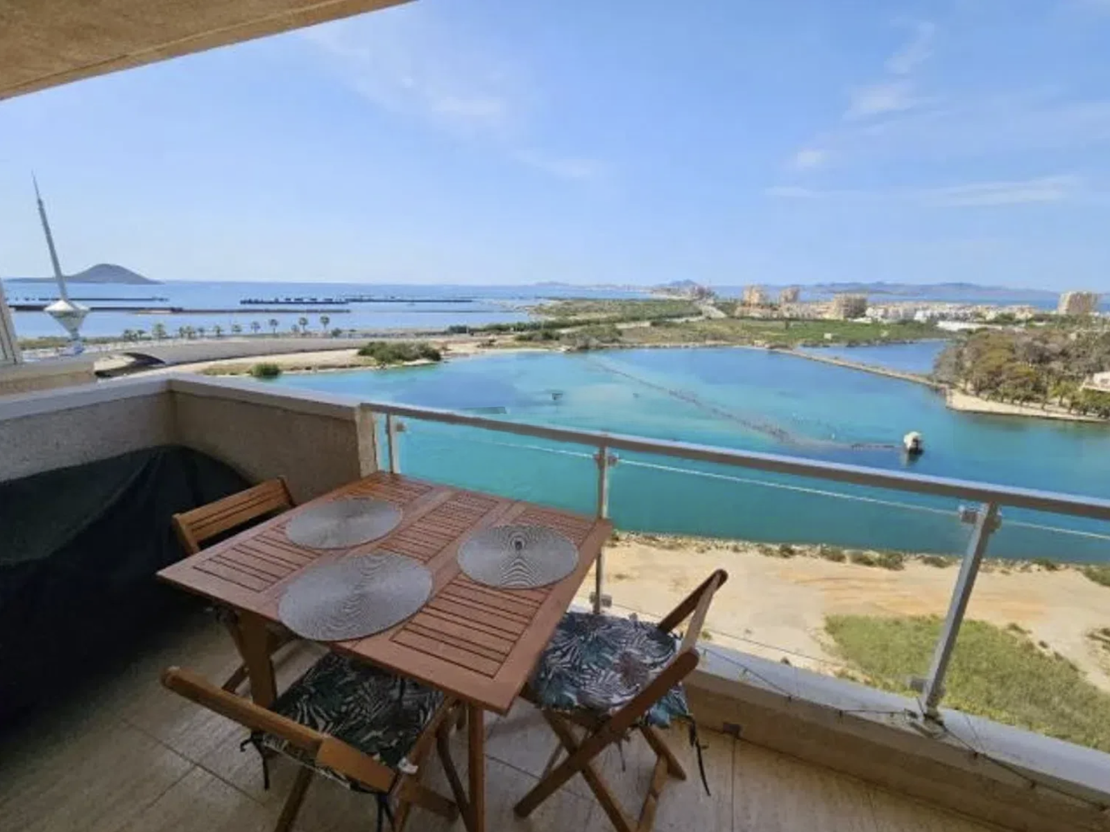 Gemeubileerd terras met een vrij uitzicht over het water in La Manga–Veneziola.