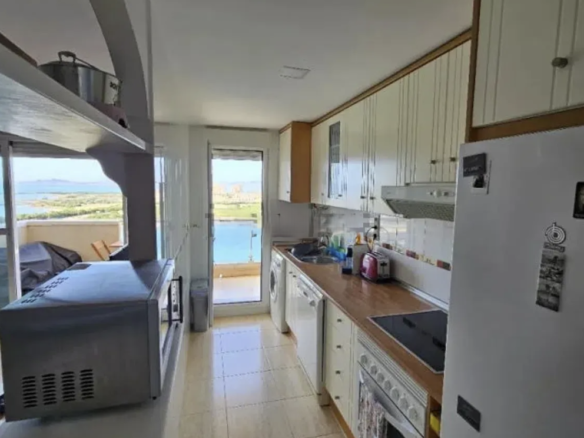 Uitgeruste keuken met aansluitende woonkamer in het huurappartement in La Manga.