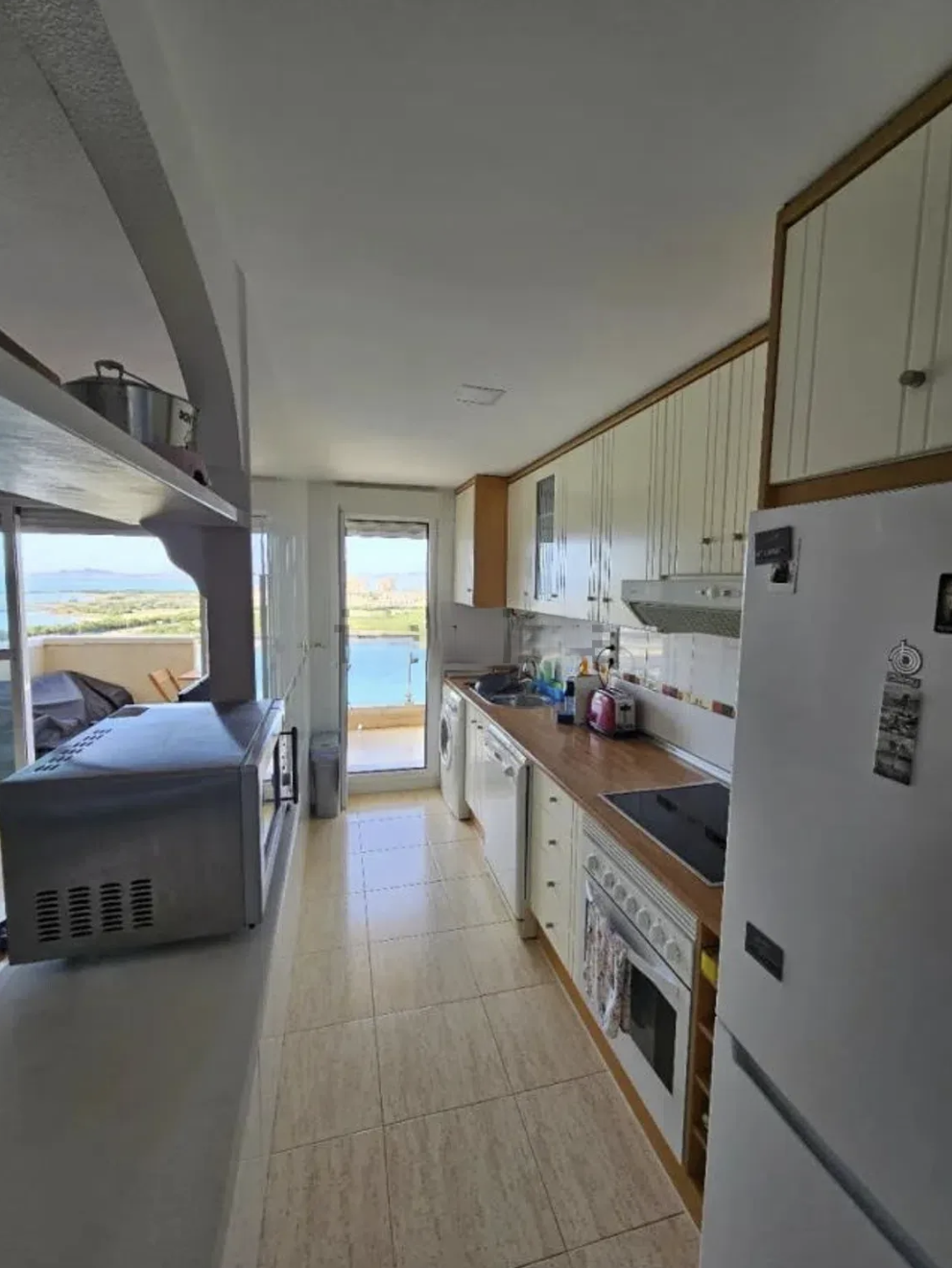 Uitgeruste keuken met aansluitende woonkamer in het huurappartement in La Manga.