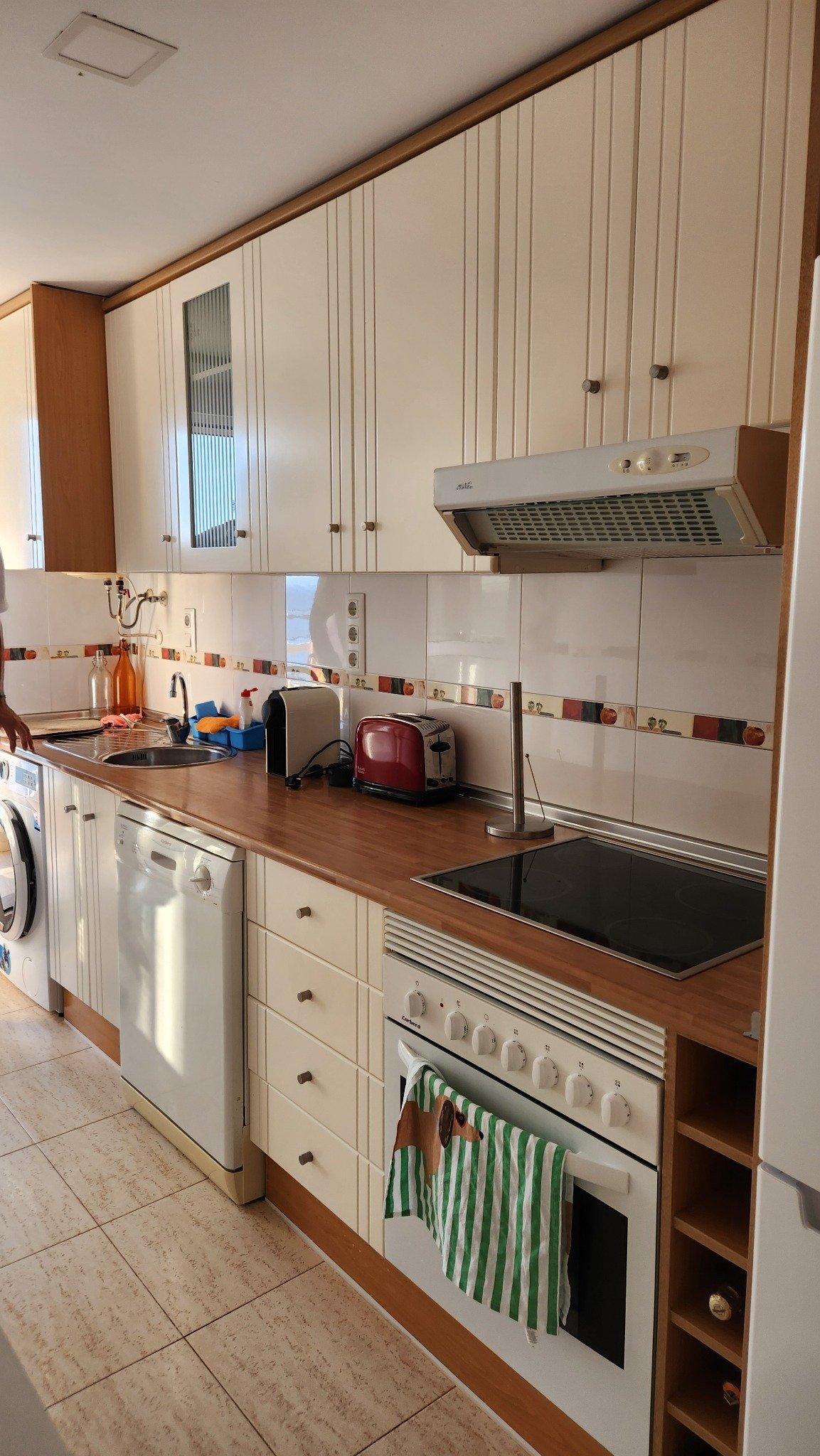 Keuken met bovenkasten, kookplaat en oven in het appartement in La Manga.
