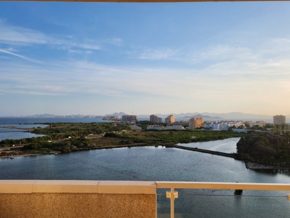 Vrij uitzicht over het water en de kust vanaf het appartement in La Manga.