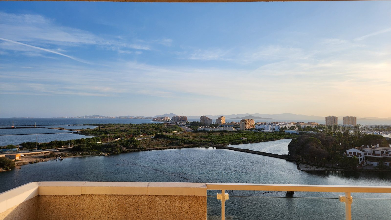 Vrij uitzicht over het water en de kust vanaf het appartement in La Manga.