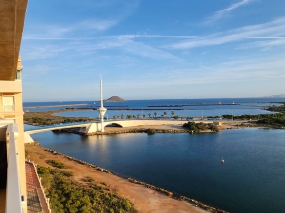 Uitzicht vanaf het balkon over het water in La Manga–Veneziola.