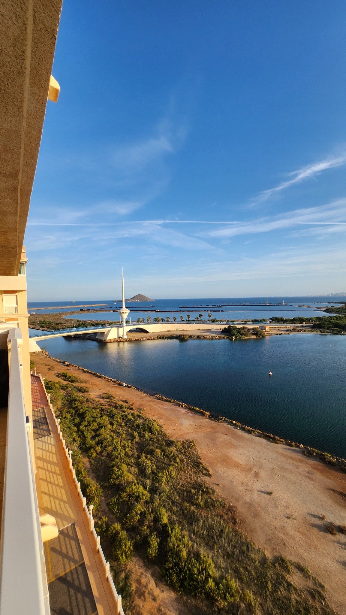 Uitzicht vanaf het balkon over het water in La Manga–Veneziola.
