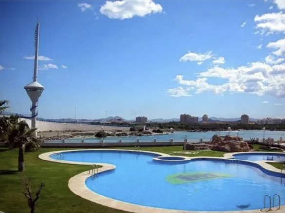 Gemeenschappelijk zwembad met tuin bij het wooncomplex in La Manga.