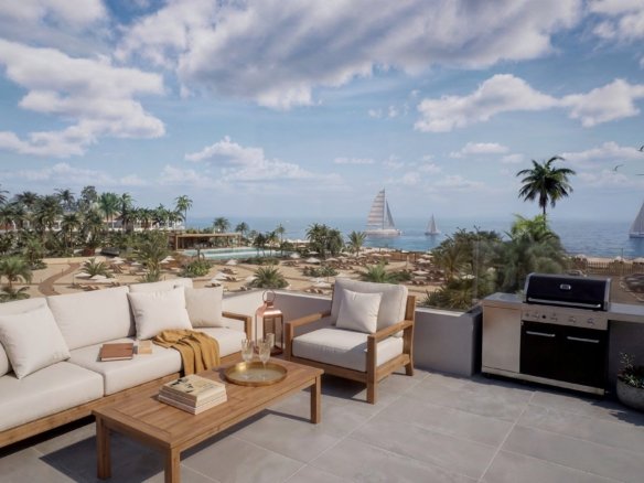 Terras met zithoek en barbecue, met palmbomen, zwembad en zeilboten aan zee op de achtergrond.