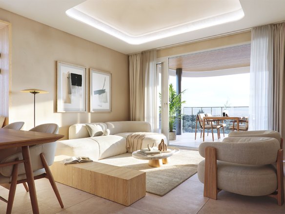 Moderne woonkamer met een bank, stoelen en een eettafel, met uitzicht op een balkon.