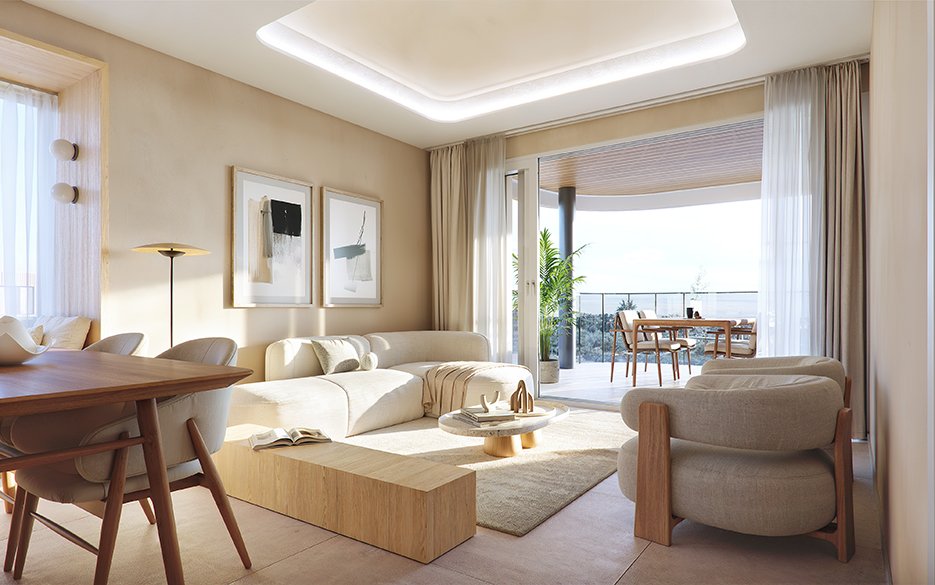 Moderne woonkamer met een bank, stoelen en een eettafel, met uitzicht op een balkon.