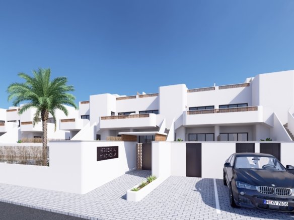 moderne huizen met wit pleisterwerk en een parkeerplaats