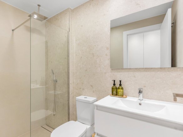 Moderne badkamer met douche, toilet en wastafel.