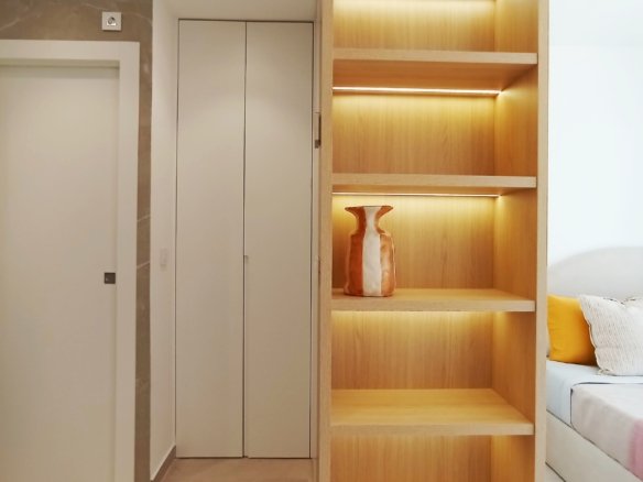 Interieur met open kast en planken.