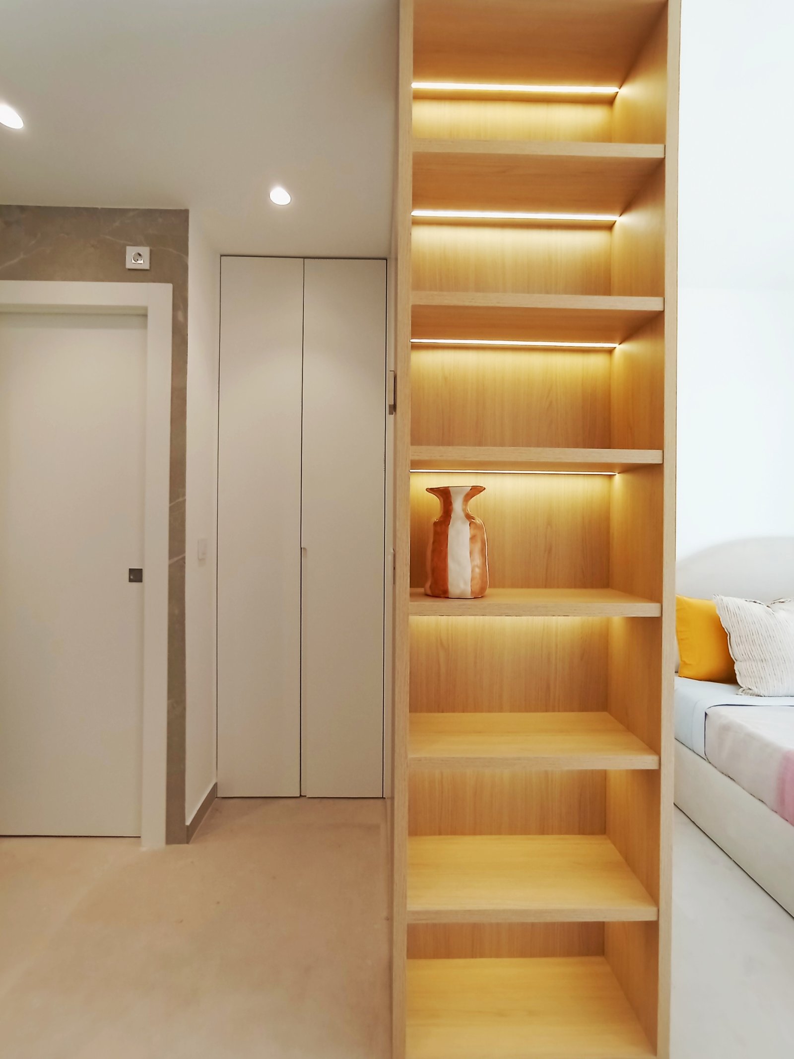 Interieur met open kast en planken.