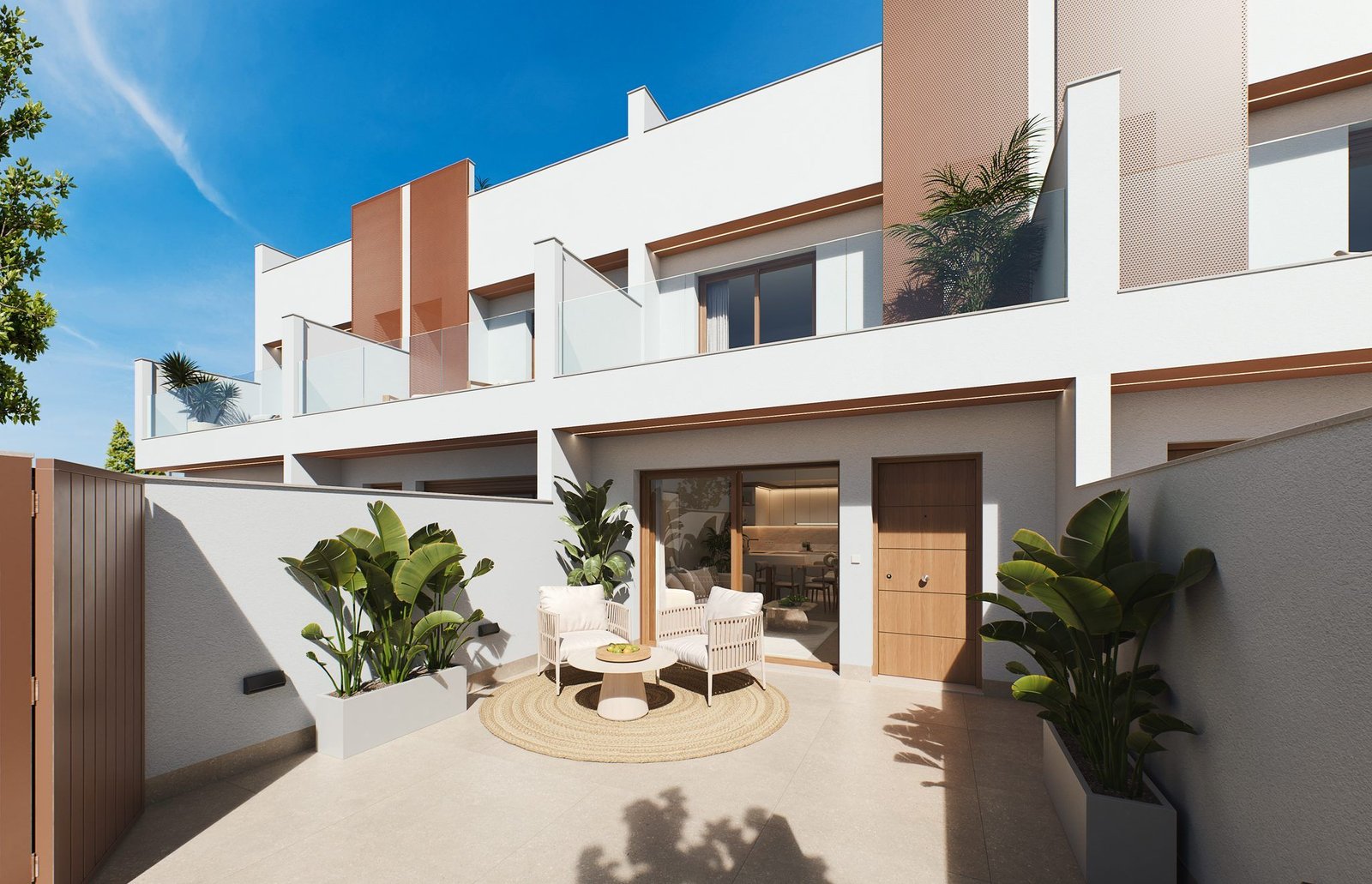 Zonnig terras met zitje en planten voor een moderne woning; op de achtergrond zijn woningen met glazen balkons te zien.