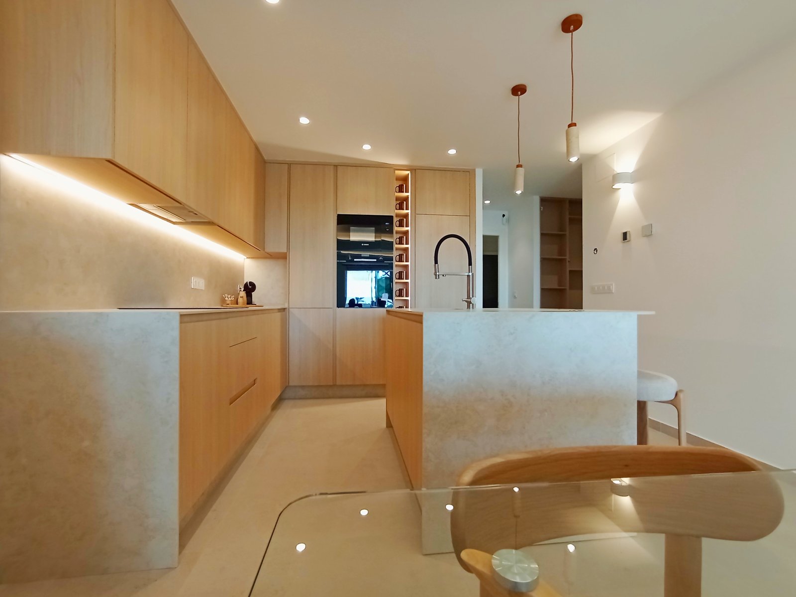 Moderne keuken met houten kasten en kookeiland