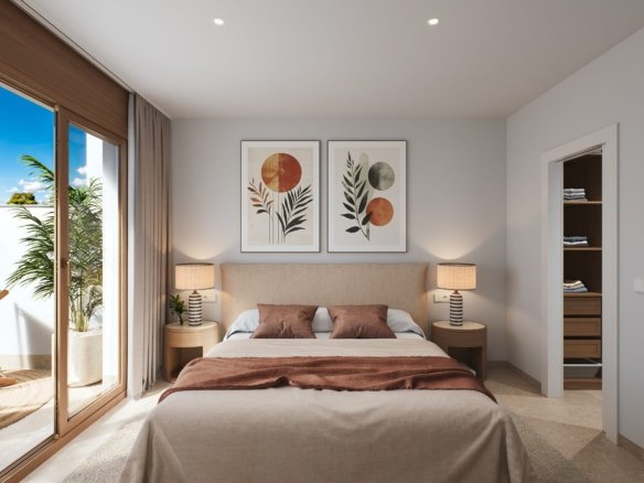 Slaapkamer met tweepersoonsbed, nachtkastjes en openslaande glazen deur naar buiten.
