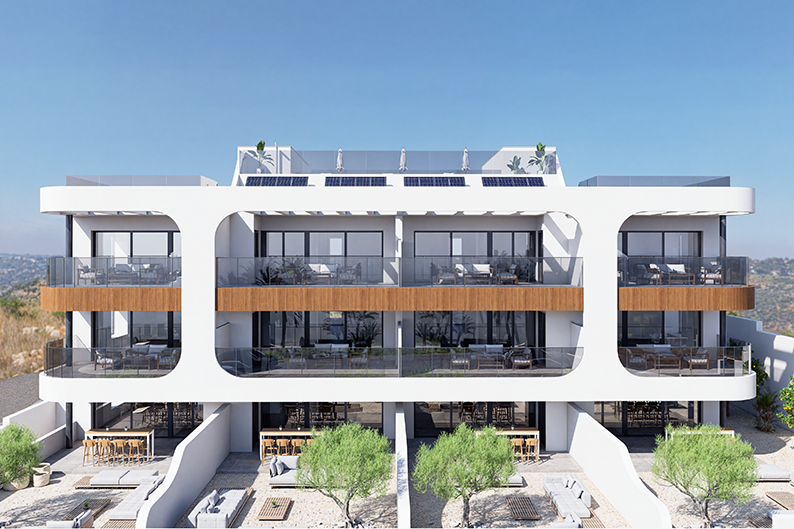 Moderne appartementen met terrassen en zonnepanelen op het dak, omgeven door bomen en een tuin.