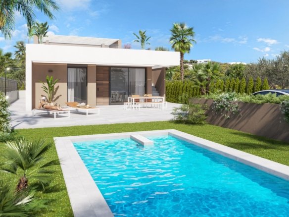 Moderne woning met glazen schuifpuien, terras, tuin en zwembad.