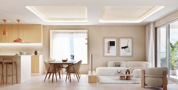 Moderne woonkamer en keuken met lichte meubels en een eethoek.
