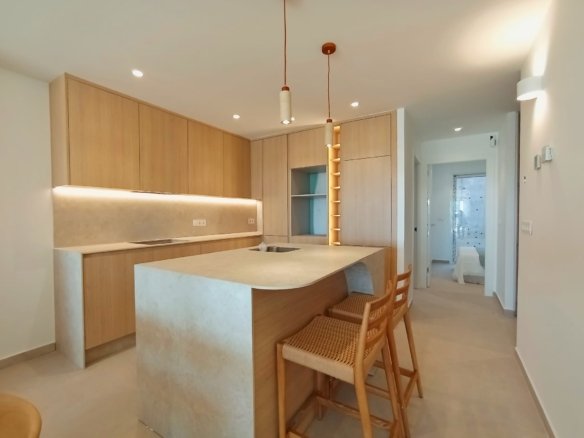Moderne keuken met houten kasten en een keukeneiland.