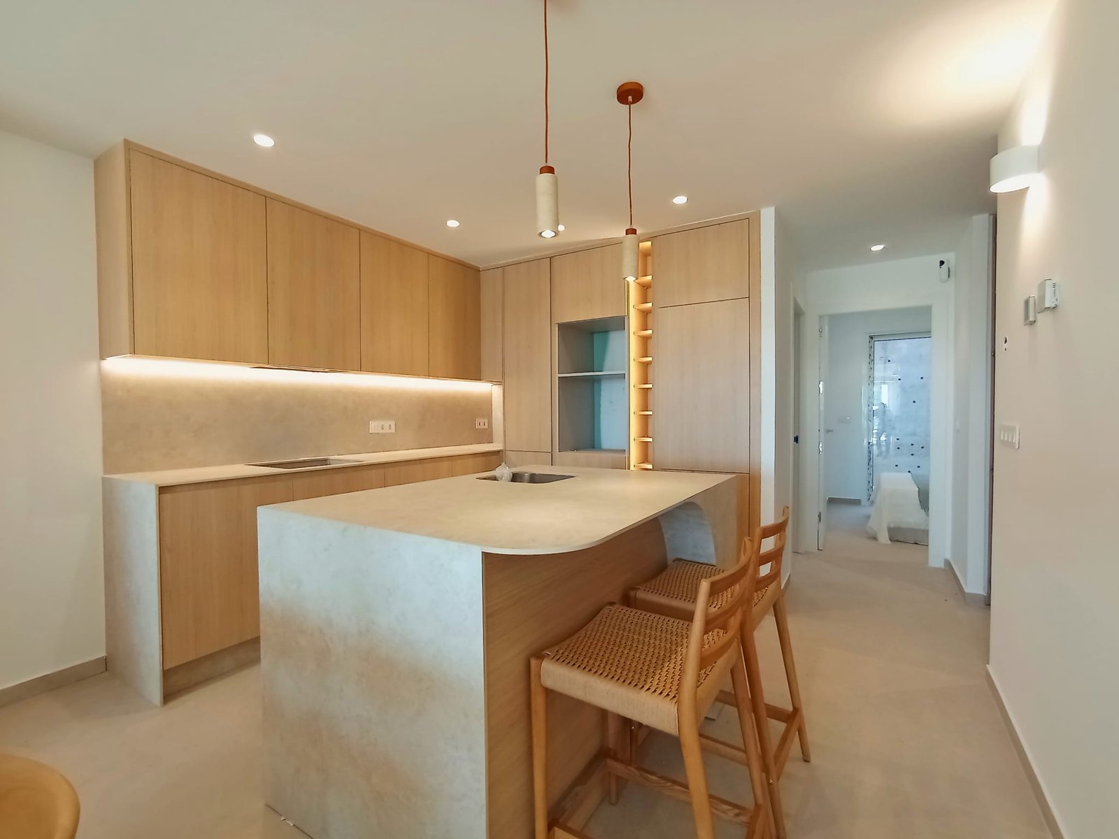 Moderne keuken met houten kasten en een keukeneiland.