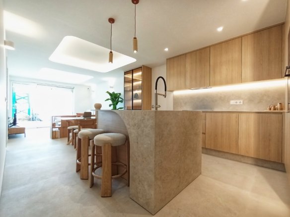 Moderne keuken met houten kasten en een kookeiland.