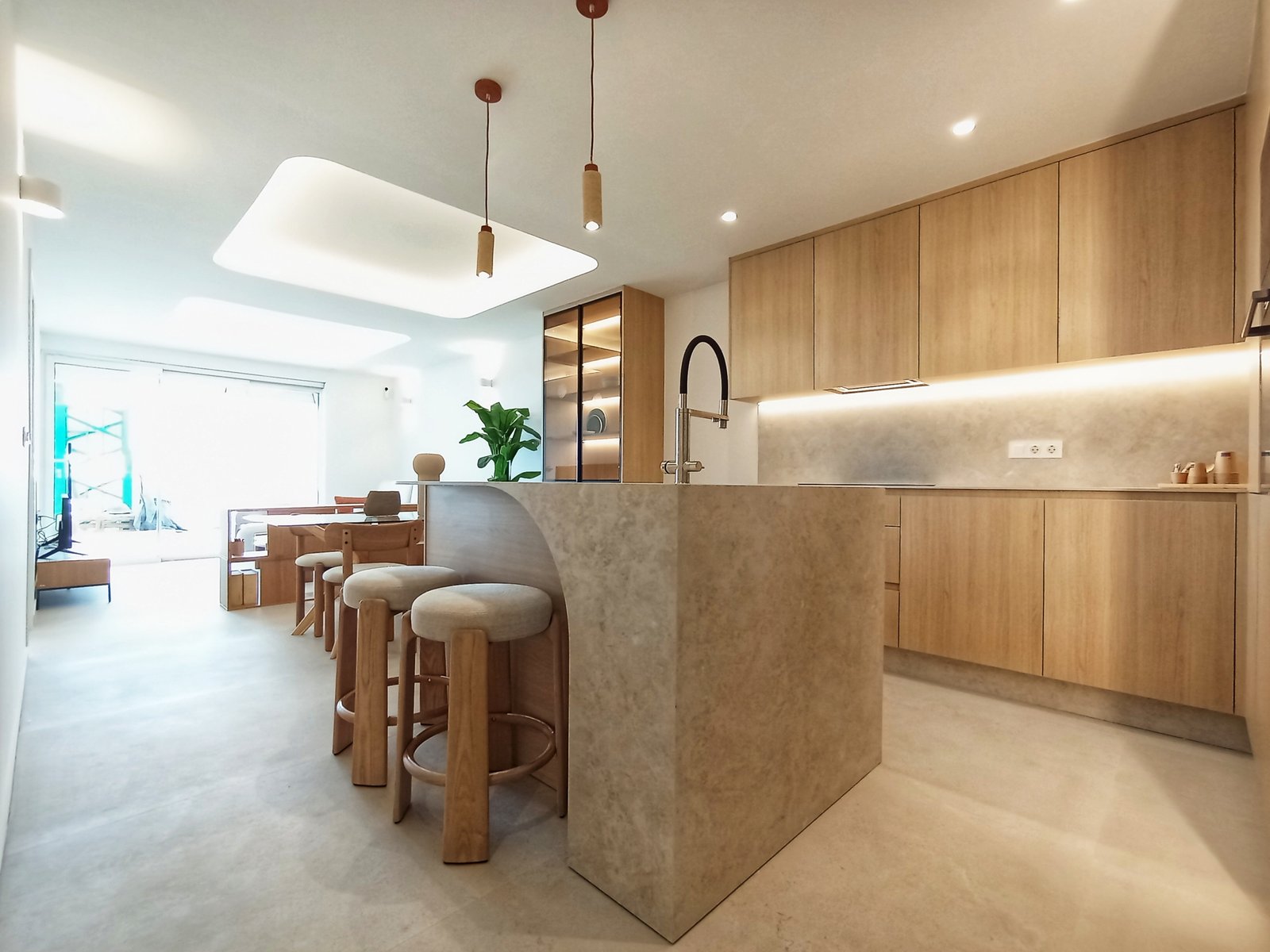 Moderne keuken met houten kasten en een kookeiland.