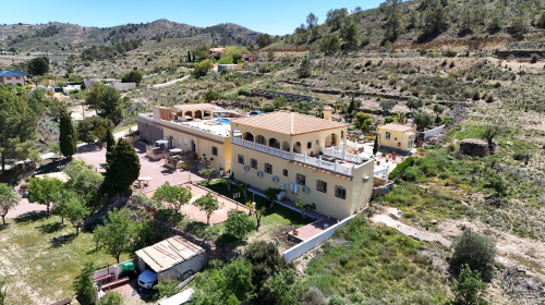 Villa voor een grote familie in Hondon de las Nieves Ruime Spaanse villa Hondón de las Nieves met zwembad en grote tuin