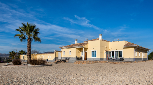 Lorca-15 Voorkant woning Lorca, grote vrijstaande villa met gastenverblijf. tomas fem casas